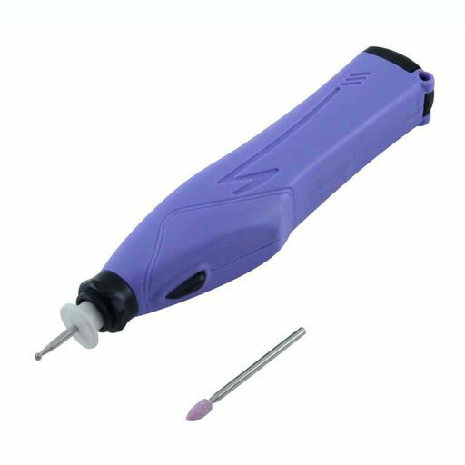 電源DC3V/単4アルカリ乾電池2本 無負荷回転数:11000回転/分 付属先端工具:ダイヤモンドビットx1本、金属用軸付砥石/WA材x1本 先端軸径:直径2.35mm 使用可能素材:ガラス・ボルト・貝殻・陶磁器・タイル・貴金属・非鉄金属・石材・ステンレスなど 用途:模様彫り、文字彫刻
