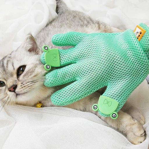 ▷「簡単のお手入れ」抜け毛だけでなく、毛に絡まったホコリもしっかりとキャッチします。今まで大変だった抜け毛の手入れも簡単です。 ▶「優しい素材」柔らかく耐久性に優れたシリコンラバーを採用して、ムダ毛を取り除く時にペットの肌に傷つけません。日頃によくマッサージをすると皮膚の血液の循環にいい。 ▷「可愛いデザイン」三つのカラー選択可能。長短交互に配列されたブラシ構造により、長毛も短毛も適用します。キュートなデザインと実用性も揃え! ▶「通気性&amp;調節」手袋の部分は通気性抜群のメッシュで作られて、調節可能なゴムバンドを揃えており、異なるサイズの手に適用します。 ▷「商品仕様・お贈り物 」サイズ:16*23.5cm 材質・手袋の部分:ナイロン ・ブラシ部分:シリコン お贈り物:手袋1点買えばペットの中で人気あるボールのおもちゃ2点を無料で頂きます。(ランダムカラー)