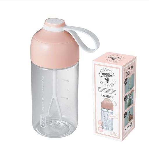 スイッチONでトルネード発生!粉末タイプのドリンクをあっという間に撹拌する電動式のドリンクシェーカー!プロテインやスポーツドリンク、グリーンティーやココアなど様々なドリンクが楽しめます。 【“トルネード撹拌”で粉末タイプのドリンクをあっという間に撹拌!】スイッチを入れると“トルネード撹拌”が開始され、溶けにくい粉末も簡単に混ざります。ご自身でシェイクするのが面倒な方にはもちろん、手でシェイクするとダマができてしまう方にも、粉末ドリンクをより滑らかにおいしくお楽しみいただけます。 【使いやすい乾電池式お好みの飲料と粉末を入れてボタンを押すだけ!】ミキサーのような大きな音もしないため、トレーニングジムなど外出先での使用にも最適です。 【日常使いにぴったりなコンパクトサイズ】ボトル容量は365mL。約150gと軽量で、携帯時や保管時にも邪魔にならないコンパクトサイズです。 【お手入れ簡単】ボトルは水洗いできお手入れ簡単です。 【様々なドリンクに】ドリンクでカンタンにすませたい朝や、一息つきたい休憩に。トレーニング前後のプロテイン補給にも最適です。