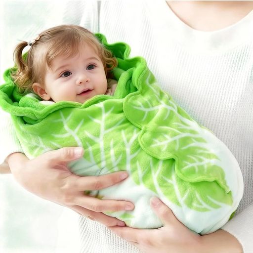 【ユニークな白菜デザイン】まるで本物の白菜のようなデザインで、見た目も可愛く癒されるブランケット。写真映え抜群のアイテムです。 【柔らかくて肌触り抜群】ふんわりとした素材で作られており、触れるたびに心地よい肌触り。赤ちゃんや敏感肌の方にも安心です。 【多用途ブランケット】お昼寝用、オフィスのひざ掛け、冷房対策のエアコンブランケットなど、季節を問わず幅広く使えます。 【軽量&amp;持ち運び便利】軽くてコンパクトに折りたためるので、外出先や旅行にも便利。どこでも快適なぬくもりを楽しめます。 【ギフトにも最適】ユニークで可愛い白菜デザインは、誕生日プレゼントや出産祝いにも喜ばれるアイテムです。