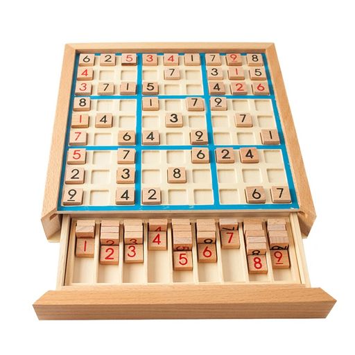 【製品仕様】駒:計9x9=81個 裏表2色数字(赤と黒) 駒のサイズ: 15mmx15mmx6mm 本体サイズ:22.5x22.5x3.5cm おまけ:控えの駒9枚(1~9各1枚)、計算符号8点セット付 万が一、駒を紛失しても安心です。 【収納引き出し付】数字の駒を収納する引き出しが本体に付いているのでお片付けも楽々。駒紛失の心配も少なくなります。控えの駒1~9が各1枚付属していますので万が一紛失しても安心です。 【2色数字】駒には赤の数字が黒の数字に印刷されております。出題は黒、、回答は赤など駒の使い分けができます。 【100問と解答付】100題の問題&amp;回答を掲載した小冊子付ですのですぐに遊ぶことができます。問題のレベルは初級 中級 上級と掲載されているので無理なく遊べます。市販されている数独問題集も活用できるので問題不足になる心配はありません。 【教育玩具】興味深い幼児教育玩具は、子供の論理的思考と注意力を発達させるのに役立ちます。推論や思考の過程で子供の論理的思考スキルを向上させ、問題を解決した後の達成感を楽しんでください。