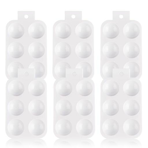 1. 内容と基本仕様本商品は、白色樹脂製の塗料パレット6枚セットです。1枚あたりのサイズは約14.5x9cmで、取り手付きの設計で持ちやすく、絵画やクラフトに最適な実用的なツールです。 2. デザインと収納性追加ハンドル付きで作業中の持ち運びがスムーズ。また、パレット同士を重ねて保管できるため、スペースを取らず整理整頓にも役立ちます。 3. 機能性と調色のしやすさ各パレットには6つの凹みがあり、複数の色を同時に使用しても混ざりにくい構造になっています。深めのくぼみ設計により、塗料の流出を防ぎ、正確な作業が可能です。 4. 使いやすさと清掃性水洗いしづらいアクリルやエナメル塗料にも対応し、使い捨て感覚での利用が可能。もちろん、使用後に洗って繰り返し使うこともでき、コストパフォーマンスにも優れています。 5. 多様な用途に対応水彩画、日本画、油絵などの絵画制作はもちろん、ビーズやクラフト素材の分量管理などにも活用できます。子供から大人まで幅広く使える万能パレットです。 6. 品質と創造性への貢献高品質な樹脂素材を使用しており、耐久性と安定性に優れ長期間ご愛用いただけます。