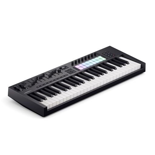 Ableton Live、Cubase、Logic Pro、FL Studio、Reaper、Reasonなどの主要なDAWをセットアップ不要ですぐにコントロール可能 16個のパッドで固定コードモードやユーザーコードモードを使用でき、30種類のスケールを持つスケールモード、コードディテクター、ジェネレーティブなアルペジエーター、8ステップシーケンサー、そしてダイナミックなモディファイ機能でクリエイティブなコード進行を可能にするコードマップを搭載 Ableton Live 12 Lite、GForceシンセ、Orchestral Tools、Klevgrandプラグイン、そしてMelodicsのレッスン(英語)が含まれたソフトウェアバンドルが付属しており、音楽制作に必要なツールと学習素材の両方を提供 USB-C端子、3.5mmジャックのMIDI OUT端子、1/4インチジャックのサステインペダル端子を装備