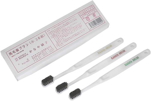 天然の馬の毛を使用。 使い込むと毛先が尖り、歯になじんできます。 ブラシ:馬毛、 柄:PP、 耐熱温度:80度、 毛の硬さ:ふつう、 日本製 内容量:3本組(柄の文字色:金・赤・緑 各1本) サイズ(約):長さ・16.2cm、毛幅・2cm