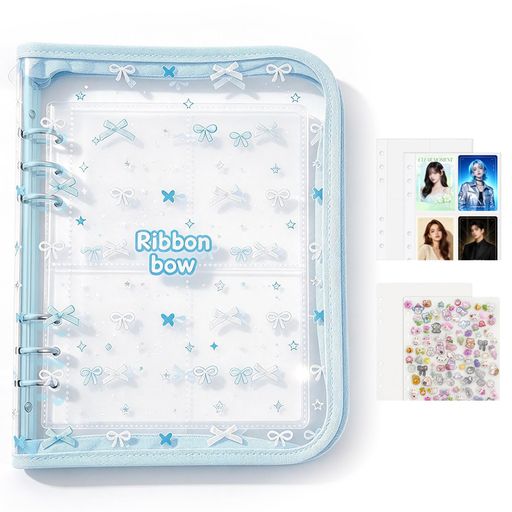 【A5サイズ シール帳】 セット内容:バインダー本体、カードポケットリフィル(二つのタイプ)x30枚 、下敷きx2枚。各種シールやプリクラ、カード類をしっかり収納。チャック付きポケットは細かいパーツやレシートの保管に最適です。※紙のリフィル・シールは付属しません。 🤍【しっかり厚み・柔らか素材】中央に仕切りあり、柔らか素材で、開閉しやすい。高透明度のあるPP素材を採用し、シンプルな透明ボディが中身を引き立てます。適度な厚みがあるためシワになりにくく、快適にページをめくれます。 🤍【両面ポケット+仕切りの3層構造】 両面カードポケットに加え、中央に仕切りを設けた3層構造。手のひらサイズで持ち運びやすく、防水性・耐汚性に優れているので、汚れてもサッと拭くだけで簡単にお手入れ可能です。横幅を広めに設計しており、リフィルやカードがはみ出しません。 🤍【自由にカスタマイズできる6穴バインダー式】 キラキラの金属製6穴リングで、リフィルの追加や交換がとっても簡単8分音符 サッと開け閉めできるから、気分やシールに合わせていつでもオリジナルなアルバムを作れます。 シールだけでなく、トレカやチェキも整理できる万能タイプ。