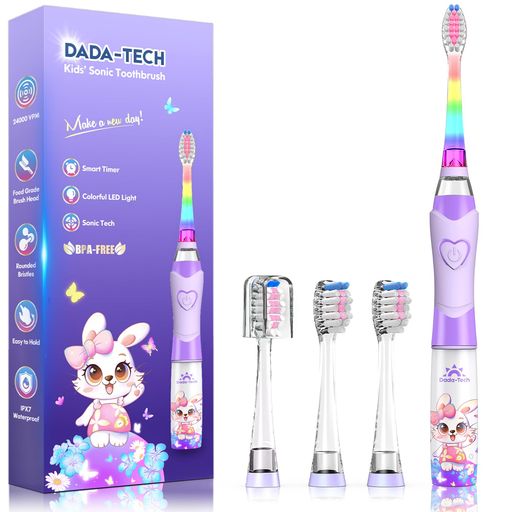 キッズ電動歯ブラシ 2歳から12歳向け:このキッズ用電動歯ブラシは、2歳から12歳までの子供向けに特別設計された24,000 VPMのA+グレードモーターを搭載し、優しくて高周波のソニック振動を提供します。ブラシの先端は90%以上が丸みを帯びており、口内の切れや出血を防ぎます。プラークと虫歯を効果的に予防し、手動歯ブラシと比べて3.5倍の汚れ落とし力を実現します。 レインボーライト機能とオーラルマッサージ体験でブラッシングを楽しさ満点に:歯磨きの不快感が原因で、子供たちが歯ブラシを使いたがらないことがありますが、このキッズ電動歯ブラシはソニック振動と高丸みのブラシを組み合わせて、快適な口腔ケアを提供します。かわいらしいキリンデザインのハンドルと、レインボーライトモードが装備されています。カラフルな光が子供の口の中で踊り、ブラッシングを楽しいゲームに変えます。 トリプルセーフティデザインで乳歯と生え変わり期の安全を守る:Dada-Techキッズ電動歯ブラシは、食品グレードのABSおよびTPE素材で作られています。銅線コア技術と強化デュポン繊維で補強されたブラシは、毛が抜け落ちにくくなっています。