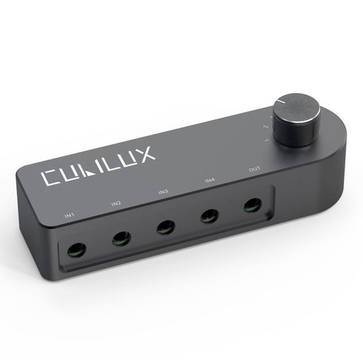 [双方向4ポートステレオオーディオスイッチ] – Cubilux 3.55mmオーディオスイッチは、4入力から1出力、または1入力から4出力へのオーディオ切り替えを可能にします。ドライバーや追加電源が不要なプラグアンドプレイです。 [ノブコントロール] – ひねるだけで簡単にオーディオチャンネルを切り替えられます。 [ロスレス音質] - フルアルミニウム合金のハウジングは、電子干渉の完全な分離を可能にし、静電気やグランドノイズのないオーディオ信号のロスレス伝送を保証します。 [幅広い互換性] - ヘッドフォン、イヤフォン、スピーカー、サウンドバー、ミキサー、アンプ、ラップトップ、テレビ、MP3、スマートフォンなど、ステレオ入力または出力に対応します。このアダプターはマイク入力に対応していませんのでご注意ください。 [デスクトップオーディオシステムに最適] - 底面には滑り止めのシリコンパッドが付いており、どのような表面にも対応できるセレクターです。