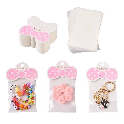 桜【パッケージ内容】:蝶結び形台紙*100枚+OPP袋*100枚、合計約100組入り。 桜【デザイン】:台紙、OPP袋のセットで、販売時の梱包や発送もこれ一つで済みます!シンプルでエレガントなデザインによりジュエリーの美しさを引き出すことが...