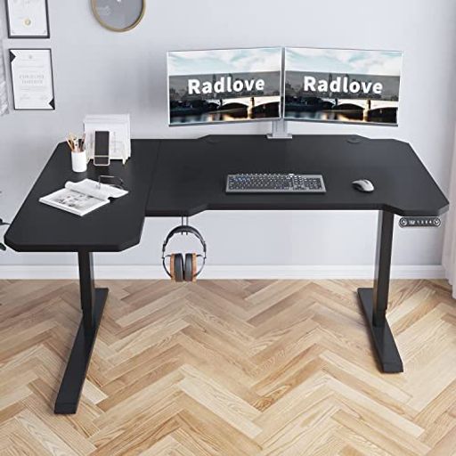 【商品仕様】◆天板サイズ:約幅150CMx奥行101.5CM(左)74CM (右) ◆天板は3分割 ◆本体重量:約30KG ◆耐荷重80KG ◆高さ調節範囲:69-115CM(厚さ:2CM、高さ71-117CM)◆材料:化粧合板、鋼鉄合金材料 【電気で高さ調節 】この机は、「⮝・⮟」ボタンを押すと、高さ調整の範囲は69〜115cmで、調整後の高さは71〜117cmです。 電気スイッチ操作、シンプルで便利!人間工学的な設計に適合しており、人によって身長のニーズに応じて、お希望の高さを調節します。 【メモリー機能】本テーブルには高さメモリー機能が付いています。希望の高さになったら、「ピッ」と音がするまで数字ボタンを押し続け、高さを覚えておきます。4つの高さメモリーで、よく使う高さにワンキーで調節可能です。 【キャスター付き】テーブルの脚には、テーブルを簡単に移動できるように、取り外し可能な 4 つのキャスターが付いています。不要なときは簡単に分解することもできます。 【簡単な組み立て】インストールは簡単で、製品にはインストール手順が付属しています。