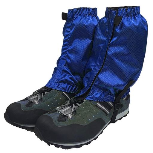 🌟【仕様】: 弊社の登山用ゲイターは、耐久性に優れた420D菱格オックスフォード布を使用しています。サイズは上周り30-36cm、下周り40-50cm、総丈は25cmとなり、手作業による測定のため、わずかな誤差があるかもしれませんが、ご了承ください。重さは約80gで、持ち運びにも便利です。 🌈【快適なデザイン】: 撥水加工が施された420Dオックスフォード布を使用し、外部からの水分を効果的に防ぎます。また、表面には通気性コーティングがされており、長時間の使用でも蒸れにくい設計です。足首周りは自然にフィットし、砂や小石から足を守ります。 🔒【伸縮性とフィット感】: ゲイターの下部にあるフックは靴紐にしっかりと引っ掛ける設計で、ストラップは靴のアーチ部分を通して使用します。バックルで長さの調整が可能で、足にぴったりとフィットします。この伸縮性が動きやすさをさらに向上させます。 ✨【簡単な着脱】: 長めに設計されたマジックテープで、簡単に着脱することができます。これにより、外出先での使用や調整が非常に手軽になります。耐久性のある素材と組み合わせることで、長時間のアクティビティにも最適です。