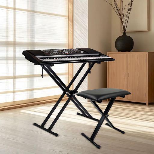 【X型デザイン】クラシックなXフレームデザインのキーボードスタンドは、安全ボルト構造を採用し、ブラケットは7段階の高さ調節が可能。耐久性と快適性に優れた4段階高さ調節付きキーボードスツールと組み合わせ、スタンドの安定性と信頼性を最大限に発揮します。 【耐久性と強度兼備】滑らかなブラックカラーは清掃が簡単で、耐久性のある全金属構造により、頑丈で安全なキーボードスタンドを実現。ポールの各端部には防塵キャップを設置し、大口径ギアデザインによりスタンドと床面の摩擦力を高めます。上部は使用中のキーボードの移動を防止し、確実な固定をサポートします。 【信頼性の高い安全仕様】演奏中の安全性を最優先したピアノキーボードスタンドで、ノンスリップゴムグリップ、ロッキングストラップを搭載。これらの機能により安定性を高め、キーボードやデジタルピアノが不測の転落を防ぎ、確実に固定します。 【組み立て簡単】ヘビーデューティーなX型キーボードスタンドは、従来のZ型スタンドよりも安定性が高く傾きにくい設計。分解可能な角型ダブルチューブ構造で持ち運びと収納が容易。4ステップの簡単操作で素早く組み立てが完了します。