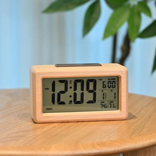 【電波受信】電源を入れると自動的に電波を受信し、日付と時刻を修正します(3つのAAAバッテリーは含まれていません)。いつでも正確な時間を刻みます。時刻を自動調節事は要りません。 【持ち運びに便利 使いやすさ】13.6 * 5 * 7.6cmで、5.5インチの大型LEDディスプレイ画面を備えているため、読みやすくなっています。設定が終わったら、スイッチを「LOCK」に引いてください。子供がボタンを押しても、時間やアラームは変更されません。 【美しい無垢材木製】木製デザイン-これはあなたが今まで見た中で最も繊細な目覚まし時計でなければなりません。時計であるだけでなく、寝室の装飾にも最適です。 【デジタル温度計&amp;湿度計】時刻や日付表示だけでなく、室内の温度と湿度も表示する。アレルギーや風邪などの予防、熱中症対策の事に参考になれます。 【スヌーズ機能】スヌーズ対応-目覚まし時計は、新鮮な一日を始めるのにさらに5分必要な人のためにスヌーズ機能を備えて設計されています。目覚ましが鳴ったら時計の上部をタッチすると、さらに5分間スリープ状態になります。
