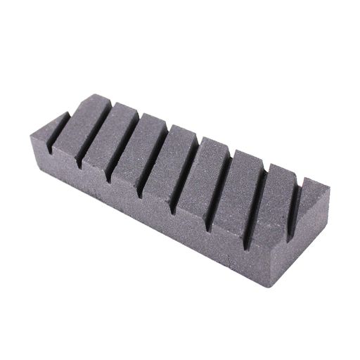 サイズ:180x60x27mm、粒度:#120。 修正砥石の溝付きの面を砥石の平らにしたい面に当て、こすりつけるように前後に動かします。砥石の平面が平らになったらメンテナンスの完了です。 炭化珪素質、耐久性が優れています。細かく砕いた石から硬い石まで、すばやく簡単に平らに直すことができる この砥石は溝付きで面取りしやすいし、以前に破損した修復不能なナイフを復元し、最も鋭利なナイフにします! 日頃使う砥石の面がゆがんでしまった場合は、HFS砥石を使用して、砥石面を平らに修正します