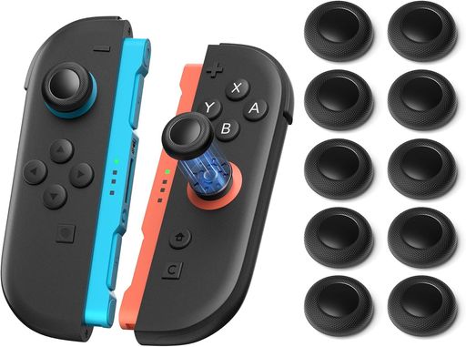 Switch 2 スティックカバーは、アナログスティック部分をホコリ・汗・日常使用による摩耗から保護する交換用アクセサリー。コントローラーをきれいに使用したい方におすすめです。 表面の細かな凹凸デザインが指との接触をサポートするジョイスティックカバー。ゲーム中の指滑りを軽減し、快適な操作をサポートします。 工具不要で取り付けできる交換用キャップ。柔軟な素材でスティック部分に装着しやすく、気軽にカスタマイズできます。 複数個入りのSwitch 2 スティックカバーセット。予備として保管したり、使用状況に合わせて交換したりできる便利な数量です。 防塵・防汗対策にも役立つコントローラー保護アイテム。自宅ゲーム、オンラインプレイ、ゲーム大会など幅広いシーンで使用できます。