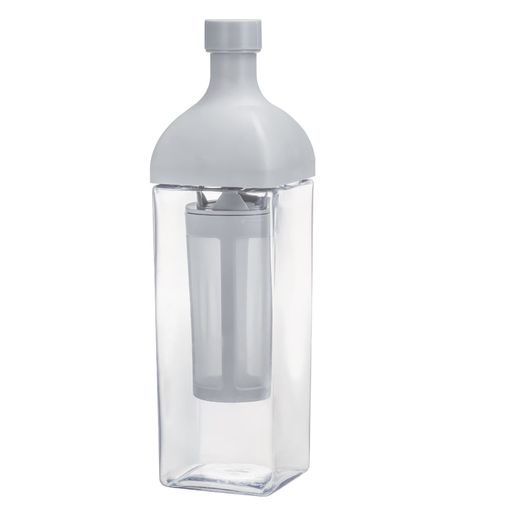 ゆっくりと水から抽出されるコーヒーは香り高くナチュラルで柔らかい口あたりに。 角型形状の水出しコーヒーボトル。 コーヒー粉と水だけでアイスコーヒーが抽出できます。 ストレーナーにコーヒー粉を入れ、注ぎ口にセットしたら少量ずつ水を注ぎます。 水を注ぎ終えたらキャップをして、ボトルをゆっくり左右に振って抽出を促します。