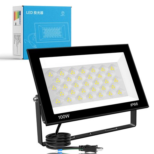 【主な仕様】「100W LED 投光器(投光器 led)」は、高品質な led ライトとしての核心性能を備えています。具体的には、「色温:6500K(昼光色) 12000LM」で明るさを実現し、「ランプ本体の厚さは 4.8cm で、放熱効果と外観を両立」しています。「LED 発光源:SMD3030」を採用し、「CRI>85」で色再現性に優れ、「発光角度:120°」で広範囲をカバー。「ケーブル:1.5m」「入力電圧:AC 100-110V 50~60Hz」「接地線付きプラグ」と使い勝手を重視し、「重さ:0.85kg」と軽量設計。さらに「防塵防水:IP66」で屋外での使用にも耐え、「放熱設計:アルミ材質と櫛形ヒートシンク」「リフレクターカップ:新型格子状ナノリフレクターカップ」で性能を最大化しています。 【安定した明るさ、効率アップ、省エネ】この投光器は、高効率の SMD チップを採用し、当社の 1 個の LED は他社の 12 個の LED に相当する明るさを実現。