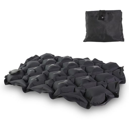 【商品仕様】エアクッション:サイズ 42x30cm、重量 110g、収納袋:サイズ 16x12cm。使いたいときにサッと膨らませて使える、トラベルクッションです。使用後は空気を抜いてコンパクトに折りたためるので、持ち運びもラクラクです。 【超コンパクト&amp;超軽量】持ち運びに便利な収納袋つきです。折りたたみ式エアー座布団です。ミニ座布団・携帯座布団としてはもちろん、アウトドアや飛行機でのクッションとしても大変便利です。荷物を最小限に抑えたいシーンで、その真価を発揮する実力派アイテムです。 【約 2~4 回で簡単膨らみ】改良型逆止弁を採用し、わずか2~4 回息を吹き込むだけで、エアクッションが素早く膨らみます。※吹き込み回数には個人差があります。※こちらの商品には「2in1 収納ケース」は付属しておりません。本体+収納袋のみのセットとなりますので、予めご了承ください。 【独自デザイン&amp;滑り止め加工】空気を入れても均一に膨らむ立体網目構造により、体圧を効率よく分散。底付き感のない柔らかな座り心地で、おしりをしっかりサポートします。