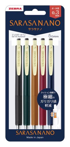 【サラサナノ】極細でもくっきりキレイに描ける 【特長】筆記時のガリガリ感を吸収してインクを安定して排出させる。低重心ボディで筆記を安定させる。 【インク】水性顔料 【インク色】セピアブラック・グリーンブラック・キャメルイエロー・カシスブラック・ブルーブラック 【インク特長】耐水性・耐光性に優れている