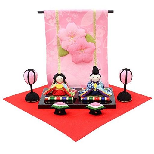 サイズ:幅31xmX奥行31cmX高さ17.5cm(几帳の高さ) 素材:レーヨンちりめん・アセテート(敷物) セット内容 お雛様・お内裏様・ほんぼり・菱餅・几帳・毛せん