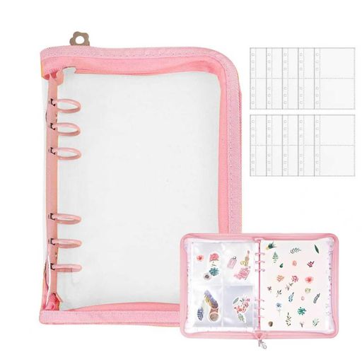【商品サイズ】この美しい透明6リングバインダーは、14.5 x 20.5cm(A6)で持ち運びに便利です。大切なステッカーをきれいに収納でき、取り出しやすく、初心者の方にも最適です。ピンク、ブルー、イエローの3色からお選びいただけます。 【軽量で丈夫なPVC素材】柔らかく防水性のあるPVC製で、雨の日やバッグに入れても安心してお使いいただけます。しっかりとしたファスナーで開閉できるので、旅行中に誤って開けてしまう心配もありません。 【使いやすいA86サイズ、6リングバインダー】このA6(6リング)バインダーは持ち運びに便利です。小さなバッグにもすっきり収まり、学校や外出先に最適です。6リングバインダーは簡単に交換・カスタマイズできます。便利で実用的なバインダーデザインは、ページの取り外しや追加が簡単な、お揃いの金属製バインダーを採用しています。 【可愛いシールブック】透明バインダーは、しっかりとしたグリッターファスナーがキラキラと可愛らしさをプラス。収納に便利なだけでなく、見た目も美しい。お気に入りのシールを整理して、自分だけのシールブックを作りましょう。