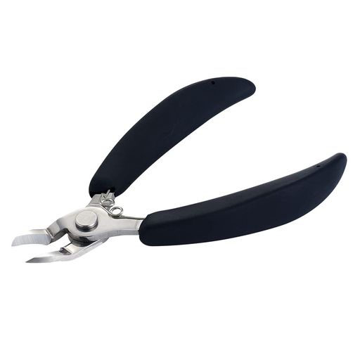 【商品仕様】商品サイズ/(約)5.5x12.5x1.9cm、重量/60g、セット内容/爪切り・専用安全キャップ、材質・成分/爪切り:ステンレス、ハンドル:エラストマー樹脂、安全キャップ:ポリプロピレン、原産国/日本 【巻き爪や硬い爪に最適】 刃が大きく開くニッパー式爪切り。通常の爪切りでは切りにくい足の巻き爪や加齢とともに厚くなった爪も、軽い力でスムーズにカットできます。刃先が細くなっているため、爪の隙間にスッと入り込み形を整えやすくなっています 【滑りにくいソフトグリップ】 ハンドル部分には弾力のあるエラストマー樹脂を採用。滑りにくく手にしっかりフィットするため、握力の弱いご高齢の方や女性でも握りやすく、硬い爪も楽に切ることができます。 【手仕上げの日本品質】金物の町、新潟県燕三条の職人が一本一本丁寧に手仕上げで生産されています。刃先をカバーするキャップ付きで、保管時や持ち運びの際にも安心です。 【贈り物にも】 ご自宅でのセルフケアはもちろん、介護シーンでも。父の日、母の日、敬老の日など、大切な方への実用的な健康ギフトにも適しています。