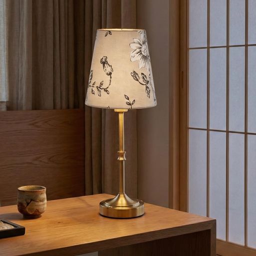 照明 調光可、コードレス、安定したベースで耐久性 【製品仕様】◉商品名:LUTWテーブルランプ◉電源:5V2A◉長さ42x幅15x高さ15cm◉色温度:電球色◉重量:約474g◉電池容量:3600mAh◉充電時間:4-5時間◉材質:鉄、布◉対応電球:LED電球◉口金:E14◉消費電力:4W 【3段階調光&amp;電球交換可】温かみのある2700Kの電球色で、シーンに合わせて明るさを3段階(弱・中・強)で調節可能です。布製シェードを通した柔らかな光は目に優しく、ベッドサイドや夜のリラックスタイムに最適です。面倒なボタン操作は不要で、指先で軽く触れるだけの直感的な操作性が魅力です。E14口金の電球に対応しており、自由な着脱・交換が可能です。 【3600mAhバッテリー&amp;Type-C充電式】3600mAhの大容量バッテリーを内蔵し、コンセントの場所を気にせずどこでも自由に設置できるコードレス設計です。付属のType-Cケーブルで手軽に充電でき、最高輝度でも約4〜5時間の連続使用が可能。リビングの模様替え、ベランダでの夕涼み、停電時の非常用ライトとしても活躍します。