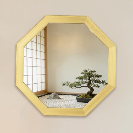 室内装飾 風水で「完璧な形」とされる八角形をモチーフに、日本人デザイナーが現代的な解釈で再構築。八方(東・西・南・北・北東・南東・北西・南西)を司る形が、良い気を集め悪い気を遮断。金色フレームは「金運」を象徴し、玄関やリビングに置くだけで空間の気の流れを整えます。25cmのコンパクトサイズは、狭い日本住宅でも邪魔になりません。 通常のメッキではなく、特殊コーティングを施したアルミニウム合金を採用。金色は風水で「土」の要素を持ち、安定と豊かさを招きます。職人が一枚一枚手作業で磨き上げる鏡面仕上げは、光をやわらかく反射し「気」を活性化。軽量ながらもしっかりとした作りで、長くお使いいただけます。 八角形の各辺が象徴する8つの開運効果:キャリア運アップ、学習運向上、家族健康、金運上昇、名声運、恋愛結婚運、子宝運、貴人運(良い出会い) 「古い風水をそのまま取り入れるのではなく、現代の日本の住空間に合う形で再解釈すること」が、本商品を手がけたデザイナーの理念です。伝統的な八角形の持つパワーはそのままに、モダンなインテリアにも溶け込む洗練されたデザイン。