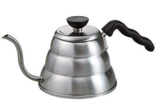 【おいしいコーヒーを淹れるために】思ったところにお湯を注ぐには、注ぎ口の細さや、取っ手の握りやすさ、動かしやすさがポイントです。おいしいコーヒーにはドリップケトルが欠かせません。 【コントロールしやすい注ぎ口】注ぎ口が細長くなっているため、お湯をゆっくりと細かく注ぐことができます。 【握りやすいハンドル】ハンドルグリップは強く握りやすいよう、波打ったデザインでコントロールがしやすくなっています。フタはフラットな形状のツマミで、フタを逆さに置くことができます。 【商品詳細】本体サイズ:幅29.5x奥行14.4x高さ13.0cm、本体重量:約370g、実用容量600mL、本体材質:本体・フタ/ステンレス、フタツマミ・ハンドル/フェノール樹脂 ブランド:HARIO(ハリオ)