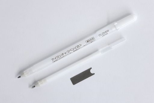 アイロンチャコペン1本 、替芯1本 、取替え金具1枚 色:ホワイト 素材: ‎ステンレス鋼, 樹脂, ポリプロピレン 黒や濃い色の布地に適したホワイトマーカーチャコペン。 アイロンの熱や水洗いでしるしが消える。(布地によって、印が消えない場合がある。)