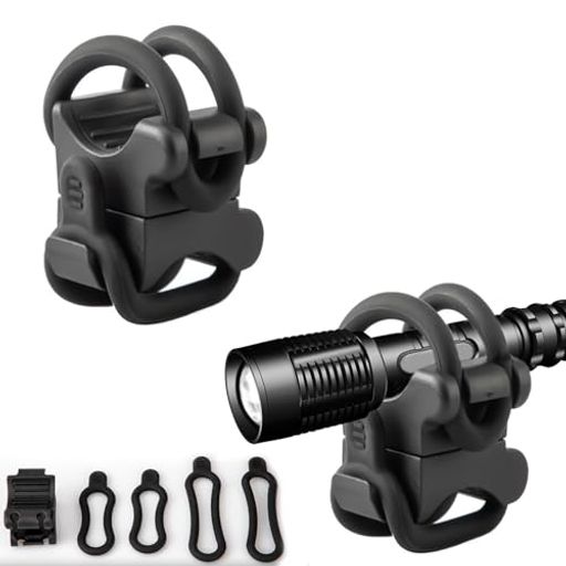 【幅広いライト径に対応・汎用設計】直径約10mm〜35mmの円筒型懐中電灯に対応。付属の大小2種類のゴムリングにより、さまざまなサイズのライトや自転車ハンドルにしっかりフィットします。 【夜間走行の安全性アップ】ライトをハンドルに固定することで、手持ちの負担を軽減し、安定した照射が可能。夜間走行や暗い道での視認性を高め、安全なライディングをサポートします。 【高品質素材・耐久性抜群】ホルダー本体は高品質プラスチック、固定部には弾力性のあるゴム素材を採用。耐摩耗・耐久性に優れ、振動によるズレを防止。安全・環境にも配慮した素材です。 【1分で簡単取り付け】工具不要、わずか1分で取り付け完了。ハンドルやフレームなど、好きな位置に簡単装着可能。初心者でもすぐに使えます。 【角度・向き自由調整】中央のネジを緩めることで、ライトの角度や向きを自由に調整可能。縦向き・横向きどちらにも対応し、走行シーンに合わせた最適な照射が行えます。