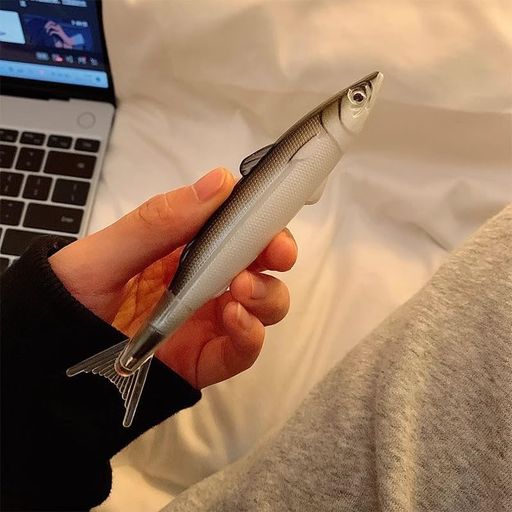 デザイン: 魚をモチーフにしたかわいいマリンシリーズのボールペンで、スタイリッシュなブラックカラー 携帯性: コンパクトなサイズで持ち運びに便利、バッグやペンケースにすっきり収納可能 使いやすさ: 快適な筆記感と滑らかな書き味で、長時間の使用でも疲れにくい設計 実用性: 替芯付きで経済的、日常的な筆記用具として最適 汎用性: オフィスワーク、学習、日記など様々な用途に対応する万能ボールペン