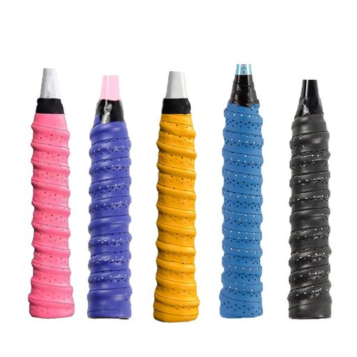 【パッケージ】グリップバンド5本入り、寸法: 1100mm x 25mm x 0.7mm (長さ x 幅 x 厚さ) 【高品質材質】テニスグリップベルトは素材PUで、優れた耐摩耗性、ソフトで快適、握力が弱い人でもしっかりと握れます。緩衝耐久性、巻いても伸びにくく、安定したボリューム感を発揮します。 【滑り止め】通気口の設計を採用しており、グリップの表面は凹凸型で、衝撃を軽減します。汗を効果的に吸収できる小さな穴がたくさんあるグリップテープ、滑り止めとしても機能します。 【使いやすい】テニスグリップは粘りが良いです、フィルムを剥がして、ラケットのグリップに巻くだけ。【ご注意:表面の薄膜は使用時に引き裂かなければなりません。】 【多用途】テニス、バドミントン、スカッシュ、卓球、野球、ソフトボールに適しています。自動車の電動ハンドルバー、自転車のハンドルバー、釣り竿、バイクのハンドルバーなどにも適用されます。