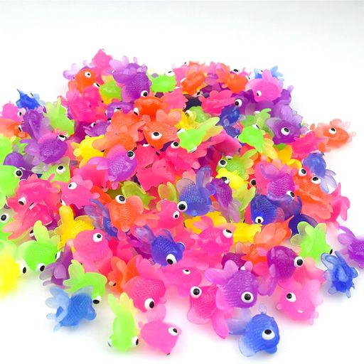 🏡 おうちで縁日体験 夏祭りに行けなくても大丈夫!水に浮く2.5cmサイズの金魚で、家族で楽しめる金魚すくいシミュレーションが可能。注意:対象年齢は10歳以上です。 🎏 100匹セットで大盛り上がり! 鮮やかな多色ミックスのミニ金魚100個入り!縁日気分を自宅で再現できるすくいゲーム用。お風呂タイムにも最適。手軽に祭りムードを楽しめます。 🛁 水遊びの幅が広がる! プールやお風呂で浮かべて金魚すくい遊び!冷凍庫で凍らせて「金魚入り氷」を作るなど、創造的な遊び方も楽しめます。水槽の飾りとしても可愛らしいです。 🧒 安全素材でもも安心 柔らかいTPR素材使用で。エコで耐久性があり、繰り返し遊べる高品質ミニ金魚。 🎎 祭り気分を手軽に再現 伝統的な縁日ゲームを自宅で!カラフルな金魚が祭りの雰囲気を盛り上げ、プレゼントやイベント用にも喜ばれます。