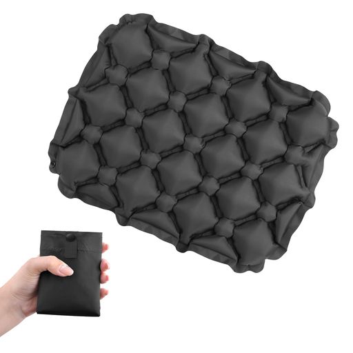 ✅【軽量&amp;手のひらサイズ】わずか約90g、折りたたみ時は手のひら(約3x9x10cm)に収まる超コンパクトサイズ。飛行機・スポーツ観戦・釣り・アウトドアなど、荷物を最小限に抑えたいシーンでも持ち運びラクラク ✅【素早い膨らむと排気】2〜3回息を吹き込むだけでふんわり膨らみ、すぐに使用可能。専用バルブを開くだけで空気が一気に抜け、収納もスムーズ。女性やお子様、ご年配の方でも簡単に扱え、急な設営・撤収が必要な場面でもストレスなく使えます ✅【ふんわり快適&amp;お手入れ簡単】内部の空気構造が体重をやさしく分散し、お尻の負担を軽減。長時間座っても疲れにくく、フェス・野外ライブ・コンサート・夜行バスなどに最適です。生地には耐久性に優れた40Dナイロンを採用し、キズや衝撃に強く、撥水加工により汚れもサッと拭き取れます ✅【1人用に最適なサイズ感】1人で使うのにちょうど良い大きさで、レジャーシートや座布団 椅子にさっと敷くだけ。コンパクトなのにクッション性がしっかりあり、省スペースでも快適空間を確保できます ✅【多用途&amp;収納袋付き】ミニ座布団や携帯座布団としても重宝し、アウトドア座布団や飛行機 クッションとしても活用可能。