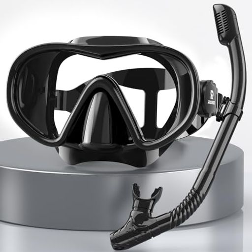 🏊‍男性シンボル️【フリーダイビング 新体験】RIOROO 2026 年最新アップグレード版 シュノーケルセッ。ダイビングマスクは顔の半分を覆うデザインで、空気の通気性を確保。フルフェイスマスクの弱点である二酸化炭素の滞留を防ぎ、ダイバーの意識喪失リスクを軽減します。🐋高品質シリコン製ヘッドストラップは、頭や耳を締め付けず装着感が抜群、快適な装着感と水漏れの最小化を実現し、安全にご使用いただけます。🐋100%ドライシュノーケルは水面に空気が入る構造なので息苦しさを感じずに呼吸ができます。入水パイプも水が入りにくい構造を採用。 泳ぎが苦手な方、初心者の方でも気軽にシュノーケリングを楽​​しめます。 🏊‍男性シンボル️【曇り止め&amp;耐久性強化ガラス】本製品のダイビングマスクは、シュノーケリング・水泳・スキューバダイビング専用に設計された強化ガラスレンズを採用しており、優れた耐擦傷性・耐衝撃性を備えています。🐋レンズには最新の特殊防曇コーティング技術が施されており、クリアな視界と優れたUVカット効果を実現します。🐋180 度の超ワイド視野で抜群の視認性を実現し、水中の魚の動きや海底の様子をはっきりと確認できます。