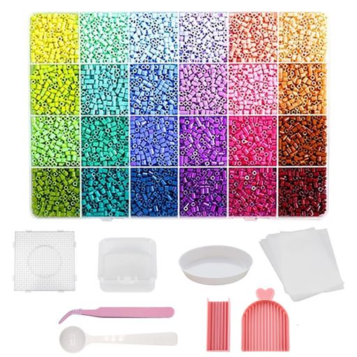 【仕様詳細】ビーズ補充パックの全体サイズは18.5x12.8x1.7cmで、14.3x14.3cmの専用プレートが付属しています。プレートには50x50個の標準穴があり、サイズが整っているため、さまざまなビーズ作品の制作ニーズに適しています。 【主な素材】高品質プラスチックを使用してビーズ本体を作成しており、素材は頑丈で破損しにくく、融合性にも優れています。組み合わせるとしっかりと形が固定され、DIY作品を長期間保存可能で耐久性も高いです。 【立体的な組み立て】2.6mmの正確なサイズのビーズで、立体的な融合組み立て技法に対応しており、平面にとらわれずにさまざまな立体デザインを作ることができます。DIY作品に層次感と創造性を加えることができます。 【平面作品作り】クラシックな平面ビーズ遊びにも対応しており、通常の平面パターンの制作に適しています。シンプルなキャラクターから複雑な模様まで、正確に組み合わせることができ、基本的な制作ニーズを満たします。 【DIY材料パック】24色のビーズ補充材料パックで、追加の基本アクセサリーは不要で、直接ビーズ制作に使用できます。