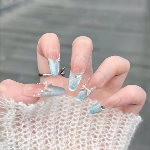 【プロ級のキャットアイ効果】 🔮 「磁石で自由に光の筋をデザイン!」 特殊ゲル配合で、磁石を近づけると宝石のような光の帯が浮かび上がる 右向き矢印 角度で変化する 「3D発光効果」 が自宅で簡単再現 【爪に優しい超薄設計】 🌸 「0.3mm極薄ソフトジェル素材」 自爪のような軽さ(1枚約0.1g)|曲げても折れない柔軟性 ✅ 8時間水仕事でも 「浮き爪・痛みゼロ」 保証 【面倒な作業を省略】 ⏳ 「サンディング&amp;ベースコート不要!」 プレ研磨済み表面 + 特殊密着層で、ジェルを直接塗布可能 右向き矢印 通常より 50%短縮 の3ステップで完成 【全シーン対応の耐久性】 🛡️ 「耐水・耐摩擦コート強化」 ▸ 水泳・入浴後も剥がれない ▸ スマホ操作で擦れても光沢持続 【内容】ネイルチップ30枚、両面テープ24枚、アルコール綿,付属ウッドスティック,爪ヤスリ1枚。