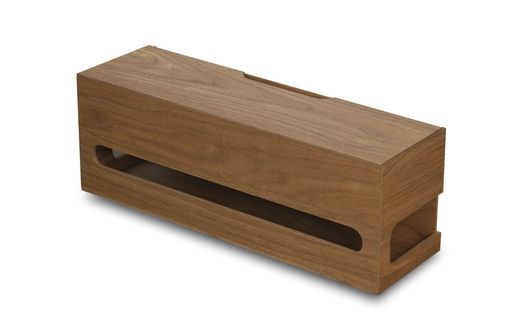サイズ 320x110x126mm 重量 600g 収納可能サイズ 305x95x110mm 材質 プリント紙化粧繊維板 ウレタン塗装 原産国 日本製(和歌山県海南市) メーカー 橋本達之助工芸 お部屋の中にテーブルタップやACアダプタなど、たくさんのケーブル類が散在している場所はありませんか?テレビやデスク周りで散在しがちな「ケーブル」。そんな散らかるケーブル達はひとつにまとめて収納しましょう。このケーブルボックスはお部屋の雰囲気に馴染む木目調のプリント合板製。チープになりがちなプラスチック製や大柄で無骨に見えてしまう木製よりもずっとスマートな質感です。テレビ横のコンセント類の収納、家具そばのケーブル収納など、インテリア性を重視する場所には特におすすめの収納ボックスです。本体の手前側には細長い小窓を設けており、スイッチ付きのOAタップを収納しても小窓からスイッチ操作が可能。節電などでON/OFFしたい時もカバーを外さずに操作でき便利です。本体の後側は差込み板が上下にスライドする仕組み。ケーブル類は左右どちらの窓からも出すことができます。