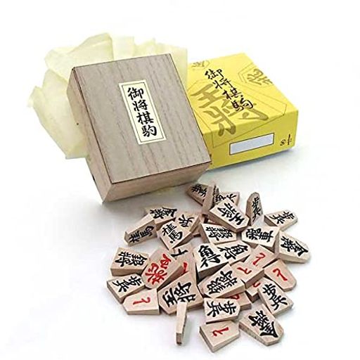 しっかり太字でお子さまにも分かり易い人気の木製特選将棋駒 桐箱入り お子様にも分かり易い安価な将棋駒で裏赤。 材質:天然木アオカ材(楓の一種)押し駒