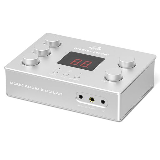 【ゲームデバイスLAB】監修。「勝ちに行く」ためのFPS完全特化チューニング 本製品が目指したのは、単なる高音質ではなく「ゲームで勝てる音」です。監修の【ゲームデバイスLAB】が何よりもこだわったのは、FPSにおける「足音」や「銃声」の正確な定位と距離感。 そのため、一般的な音楽用DACにある「暖かみ」や「過度な滑らかさ」をあえて削ぎ落とし、空間を広く描写しつつ、一音一音がくっきりと分離する「見通しの良いサウンド」に仕上げました。心臓部にはESS製「ES9039Q2M」チップを、オペアンプには通常版「NE5532」に加え、特別版として「MUSES01」を厳選。音楽鑑賞レベルの解像度を保ちながら、競技シーンに必要な情報を余すことなく耳に届けます。 ボイスチャットもこれ1台。配線地獄から解放されるオールインワン設計 これまで、高音質なゲーム音とクリアなVC(ボイスチャット)を両立するには、DACとオーディオインターフェースの2台使いが常識でした。Z1なら、その複雑な環境をたった1台で完結できます。 PCやCS機からのゲーム音、マイク音声、さらにAUX経由のスマホ音声(Discordなど)をミックス。