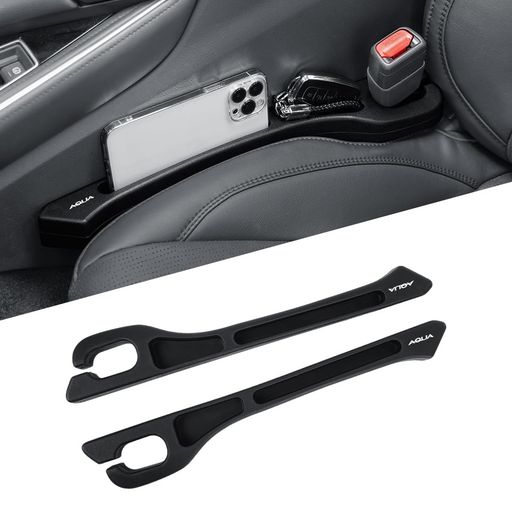 【隙間埋め·落下防止】この車用隙間埋めクッションは、運転席と助手席のシートとコンソールの間の隙間をしっかりと埋めることができます。コインや鍵、スマートフォン、クレジットカードなどの小物が隙間から落ちるのを効果的に防ぎ、小物が落ちたときの煩わしさから解放されます。 【収納機能付き·両面使用可能】この車用シートサイド隙間埋めクッションは、2つの専用コンパートメントを備えて、携帯電話や財布、その他の必需品を収納して、シート間のスペースを完璧に活用できます。また、両面使用が可能で非常に便利で、自分のニーズに合わせて放置できます。 【取付簡単・安全に影響なし】この車用隙間埋めクッションは取り付けが簡単で、シートベルトソケットを切れ目に通して、車のシートとコンソールの間にこのクッションを挟み込むだけです。シートシートベルトソケットを切れ目に通するデザインは、ギャップパッドを固定するだけでなく、安全ベルトの使用・シートの可動にもを干渉しません。車両の正常な使用と安全に影響することはありませんので、安心してご利用ください。