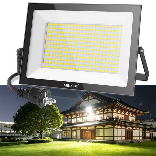 工事現場、ガレージ、倉庫、駐車場、建設現場、看板灯、集魚灯、屋内、屋外、野外、エクステリア 【商品仕様】200W LED投光器 輝度(ルーメン):20000LM 照明範囲:約182m2 屋外の作業場でも、夜を昼に変えるほどの驚異の明るさ 色温度:6500K(昼白色) 極薄型3cm LED発光源:SMD CRI >85 発光角度:120° ケーブル:1.5メートル 入力電圧:AC 100-110V 50~60Hz コンセント:改良された折りたたみ式3プラグ IP66防水防塵 屋内外兼用 【超高輝度&amp;省エネ設計】優れた100lm/Wの発光効率を実現し、わずか200Wの消費電力で業界トップクラスの20000LMという圧倒的な明るさを放ちます。定格効率で長時間使用しても輝度が低下することなく、少ない電力で広範囲をしっかりと照らすことが可能です。色温度6500Kの爽やかな昼白色は、作業環境を劇的に改善し、屋内外問わず快適な視界を確保します。 【堅牢なボディと卓越した耐久性】高透光性ガラスと高強度アルミ合金の一体成形ボディを採用し、外部からの衝撃や圧力に対して高い耐久性を発揮します。