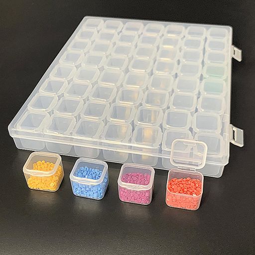 【56個独立型 収納容器】収納ケースのサイズ:約21x18x2.5cm,小分けケース:2.5x2.5x2cm,透明で環境にやさしいppプラスチック製。 【優れたデザイン】 ダイヤモンドペインティングボックスには、さまざまな小物を収納できる56のミニコンパートメントグリッドがあります。そして、各グリッドは別々に開くことができ、小さなグリッドは大きな箱に詰められており、あなたの物を二重に密封することができます。 【透明・コンパクト収納】完全透明なので一目で中身を簡単に見ることができます。ダイヤモンドの収納ボックスを使用すると、手工芸品を簡単に保管して整理できます。当社の収納ボックスは理想的なDIYパートナーです。 【色や種類ごとに収納可能】56個の小分けケースは、ひとつひとつ個別に取り出すことができます。手作りの時、必要なアクセサリーが対応する小分けケースを取り出し、中身を卓上やトレイに流し込めばいいのです。 【適用場所】 ダイヤモンド、ビーズ、イヤリング、ネックレス、指輪、ネジ、スパンコール、釣りフック、小さな宝石や他の小さなツールキットの収納をおすすめします。