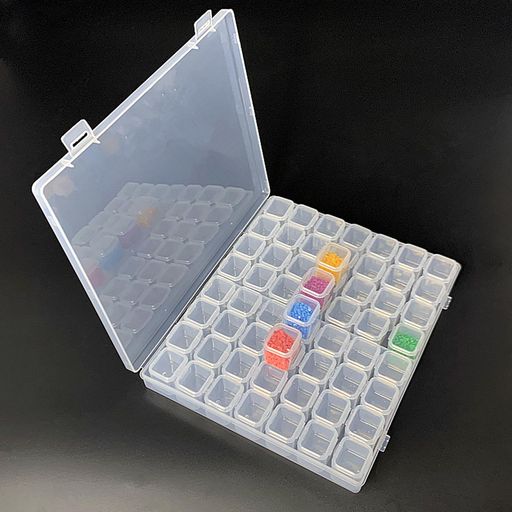 【56個独立型 収納容器】収納ケースのサイズ:約21x18x2.5cm,小分けケース:2.5x2.5x2cm,透明で環境にやさしいppプラスチック製。透明なケースで中身がよく見えるので、物を探すのも簡単です。部屋のどこに置いても違和感のないシンプルなデザイン。 【優れたデザイン】 ダイヤモンドペインティングボックスには、さまざまな小物を収納できる56のミニコンパートメントグリッドがあります。そして、各グリッドは別々に開くことができ、小さなグリッドは大きな箱に詰められており、あなたの物を二重に密封することができます。 【透明・コンパクト収納】完全透明なので一目で中身を簡単に見ることができます。ダイヤモンドの収納ボックスを使用すると、手工芸品を簡単に保管して整理できます。当社の収納ボックスは理想的なDIYパートナーです。 【色や種類ごとに収納可能】56個の小分けケースは、ひとつひとつ個別に取り出すことができます。手作りの時、必要なアクセサリーが対応する小分けケースを取り出し、中身を卓上やトレイに流し込めばいいのです。