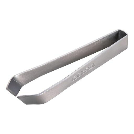 小骨がつかみやすい、先斜めタイプの日本製の骨抜きです。 サイズ:105x31x12mm、重量:35g 素材・材質:ステンレススチール 生産国:日本 食洗器・乾燥機:使用可