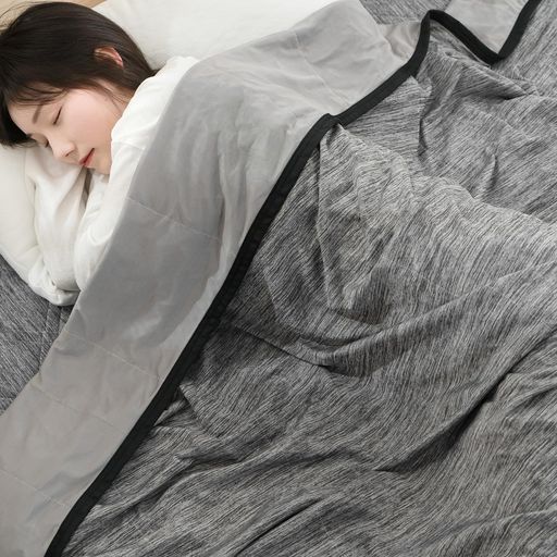 🆒【VKKEEPICE 糸冷感繊維】VKKEEPICE 糸は繊維界トップクラスの熱伝導率の高さを誇るPE素材を使用して、業界最高レベルの冷たさを実現しました。触れた時の冷たさだけではなく、深部体温が下がることで、ずっと『ちょうどいい』冷たさをキープ、朝までひんやり持続。暑がりさんも朝までぐっすり。 🆒【Q-Max 0.516W/cm2】従来のリバーシブル冷感ケットは冷感&amp;タオル地のデザインで、真夏に腕を出したとき暑いな...だから、今年は両面冷感タイプが登場!最高のQ-MAXを挑戦します!0.516W/cm2でさらにひんやり!夏の寝苦しさとサヨナラしよう! 🆒【エアロ繊維の制菌】 湿気や汗でジメジメする夏は、菌が繁殖しやすい季節です。エアロアクティブファイバーの酸素活性化の組み合わせで、空気がある限り、24時間持続的に制菌消臭作用を発揮する。低ホルムアルデヒドなのでお子様にも安心。洗濯しても抗菌防臭・防ダニ効果は持続します。 🆒【除湿速乾】夏の寝苦しさは、温度だけでなく、湿気も夏の寝苦しさの要因となる。特別な除湿加工を施した不織布が、空気中の湿気を素早く吸収し、発散する。