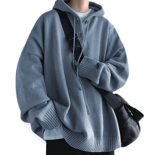 【独特の質感を愉しむ「ニットパーカー」】 一般的なスウェット地とは一線を画す、高品質なニット編みを採用。セーター特有の柔らかさと上品な落ち感があり、カジュアルになりすぎない「大人の余裕」を演出します。密度の高い編み地により、風を通しにくく、秋から真冬のインナー、春先の羽織りまで、季節の変わり目に最適な保温性を発揮します。 【体型を拾わない計算された「黄金シルエット」】 トレンドのドロップショルダーと、ゆとりのある身幅を組み合わせたオーバーサイズ設計。肩のラインを低く設定することで、ガッチリ体型の方も細身の方も、自然で綺麗なシルエットにまとまります。気になるお腹周りやヒップラインをさりげなく隠す「体型カバー」効果も抜群で、ストレスフリーな着心地を実現しました。 【「こなれ感」を作るレイヤード最適設計】 画像のような白Tシャツとのレイヤード(重ね着)が映えるよう、裾のラインとリブの強さを緻密に計算。モタつきを抑えた設計により、インナーを覗かせるだけで誰でも簡単にトレンドのスタイルが完成します。無地(素色)だからこそ、お手持ちのシャツやボトムスと合わせやすく、毎朝のコーディネートに迷いません。