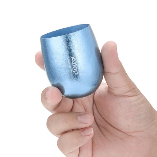 ATiAPチタンカップはシンプルで洗練されたデザイン。このチタンカップは用途が広く、キャンプやハイキングなどのアウトドア活動、そして家庭での使用に最適です。 軽量で持ち運びに便利。ATiAPチタンマグの重さはわずか45グラムです。 パッケージにはATiAP 130mlチタンカップが1個含まれています。ご使用前に石鹸とぬるま湯でよく洗ってください。 このATiAPチタンコーヒーカップはチタン素材で作られています。マットな表面とエレガントなデザイン。軽量ながらも耐久性に優れています。アウトドア、キャンプ、旅行、ハイキング、日常使いなど、あらゆるシーンで活躍します。
