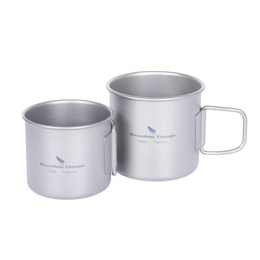 【商品詳細】:材質:99.8チタン;容量: 120ml/180ml;サイズ(約):52 x 56 x 56mm/61 x 63 x 63mm;重量(約):25g/31g【セット内容】 120mlマクカップx1、180mlマクカップx1、収納袋x1 【チタンシングルマグ】:シンプルなデザインで飽きがこないチタンカップ。 熱が表面に伝わりづらいので、持ち手や、口元が熱くなることはありません。また、マット加工が表面に施されているので手触りも抜群。 丈夫で、長く愛用できるチタンカップです。 【口当たりも良い】カップの縁にカール処理が施されており、口当たりも良いです。 アウトドアシーンで使用するイメージの強いチタンカップですが、家用のカップ同様、口当たりや飲みやすさにもこだわりたいもの。 【収納がしやすいスタッキング機能】:スタッキング可能でハンドルも折り畳めるので、持ち運びする場合もかさばらずコンパクトになるので楽。 移動中は荷物をコンパクトにできるのはもちろん、アウトドアの際も場所を取らないので便利です。 【様々なシーンで大活躍】:容量120mlと180ml小さめのサイズなので女性の方やお子さんにちょうどいい。