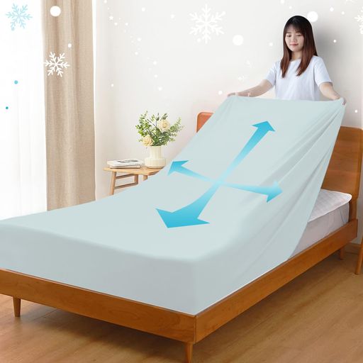 【強冷感 速乾 伸びるボックスシーツ Qーmax=0.525】素材:ナイロン90%、ポリウレタン10%。接触冷感強い、速乾性通気性に優れ、蒸れなく、柔らかく、しなやか肌触り、毛玉になり難く、全周にズレ防止の強化ゴム入り、ズレません。洗濯耐久性も良く、夏にピッタリのシーツです。 【特殊な技術で、持続的に健康を守り】伸びるボックスシーツの生地は、抗菌防臭加工だけでなく、特殊な加工技術により銀イオンを繊維に融合させ、持続的で安全な抗菌効果を実現します。Ag+は高い抗菌効果を持ち、安全で無毒、肌に優しく、刺激を与えません。極少量の銀イオンでも抗菌効果を持続的で安定に発揮しますので、繰り返し使用や洗濯後でも優れた効果を維持します。二重抗菌保護を実現し、猛暑でもボックスシーツを清潔で衛生的に保ちます。さらに、静電気の発生や花粉の付着を抑えるため、アレルギー体質の方やお子様にも安心してお使いいただけます。 【商品サイズ・対応各2サイズ】(SD)セミダブル(D)ダブル兼用 。ボックスシーツサイズ:横110x縦180xまち32cm。対応サイズ:約横120~140x縦200~210cm、まち3~28cmまで。